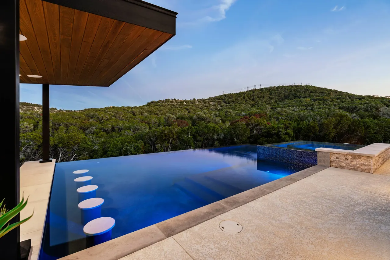 Canyon Rim — Vanishing-edge pool & outdoor living in Austin, TX by GB IV Designs (photo 7)