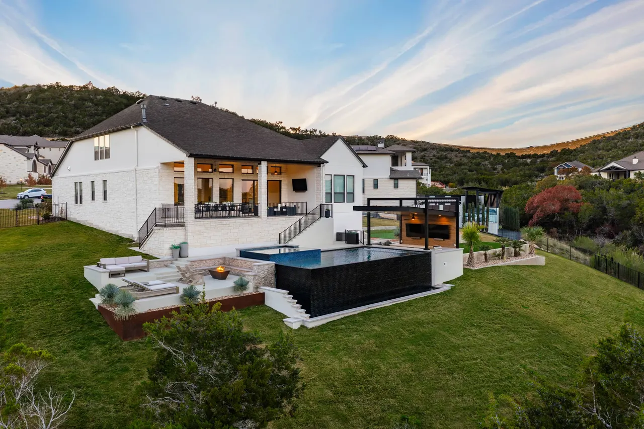 Canyon Rim — Vanishing-edge pool & outdoor living in Austin, TX by GB IV Designs (photo 15)