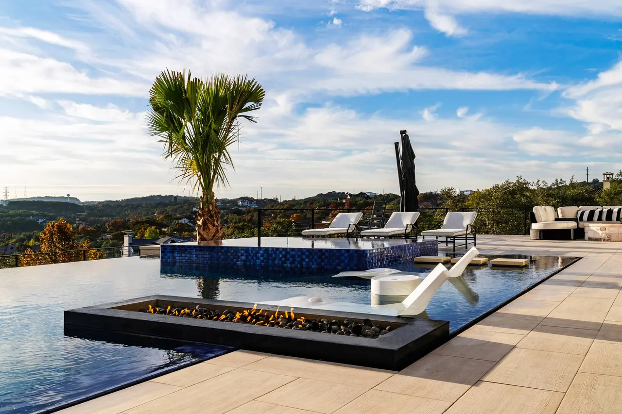 Cliffside Overflow — Estate aquatic environment in Bee Cave, TX by GB IV Designs (photo 18)