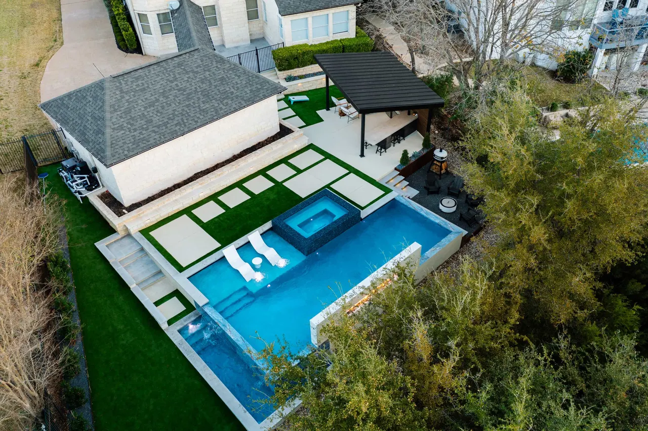 Courtyard Linear — Raised linear pool in Tarrytown, TX by GB IV Designs (photo 17)