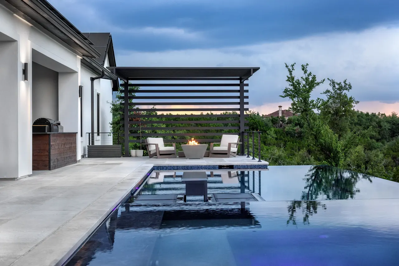 Estate Infinity — Estate aquatic environment in West Lake Hills, TX by GB IV Designs (photo 1)