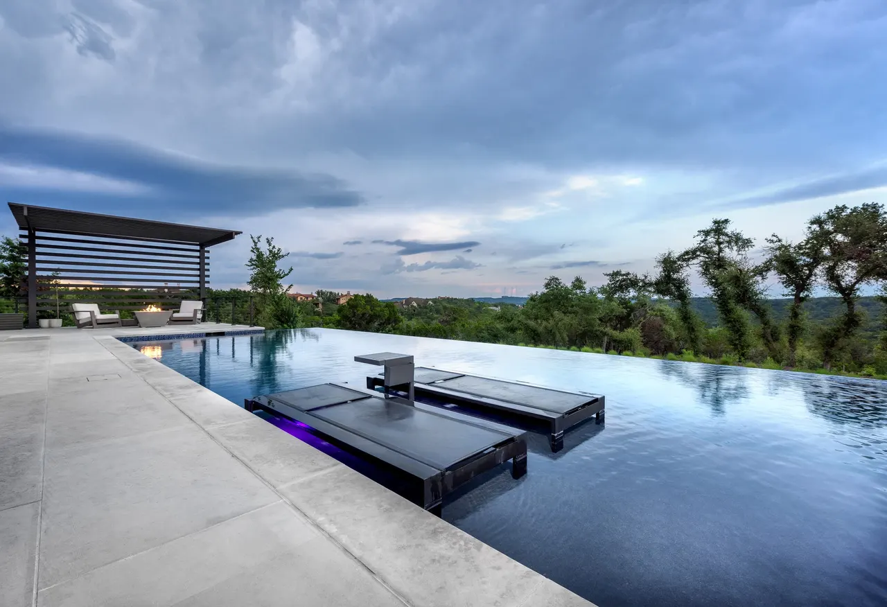 Estate Infinity — Estate aquatic environment in West Lake Hills, TX by GB IV Designs (photo 6)