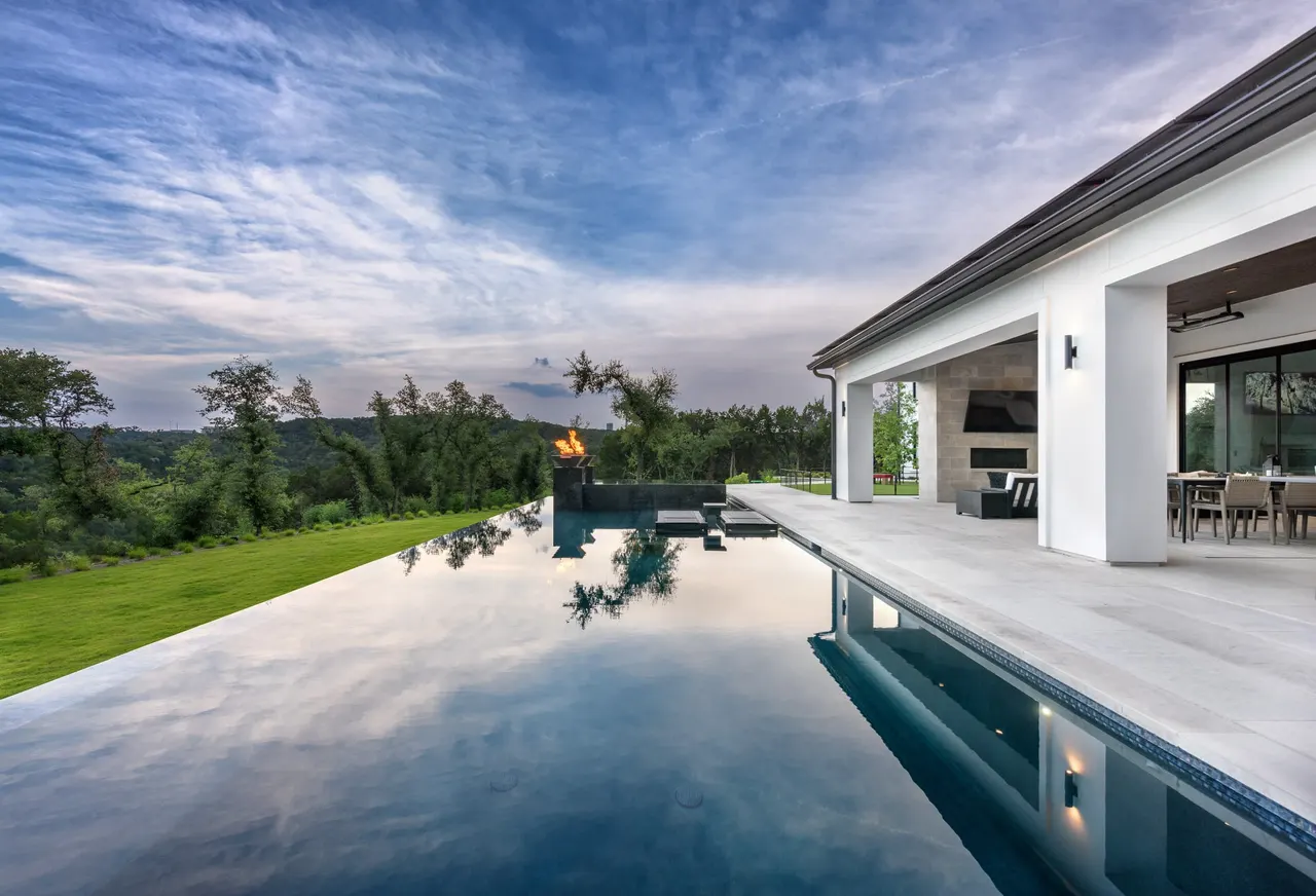 Estate Infinity — Estate aquatic environment in West Lake Hills, TX by GB IV Designs (photo 7)