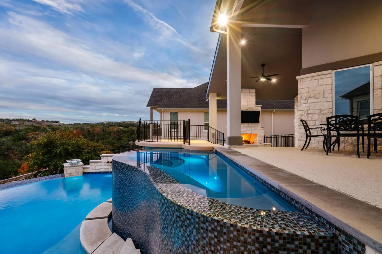Hilltop Overlook — Freeform vanishing-edge pool in Bee Cave, TX by GB IV Designs (photo 4)