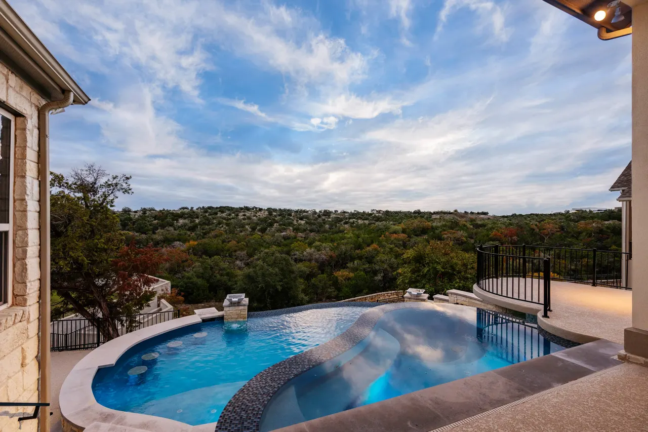 Hilltop Overlook — Freeform vanishing-edge pool in Bee Cave, TX by GB IV Designs (photo 8)