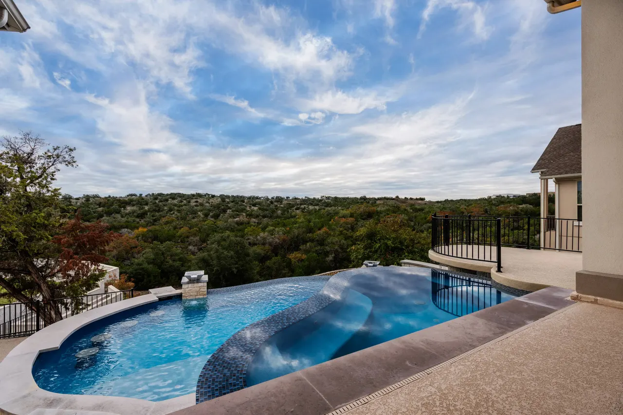 Hilltop Overlook — Freeform vanishing-edge pool in Bee Cave, TX by GB IV Designs (photo 10)
