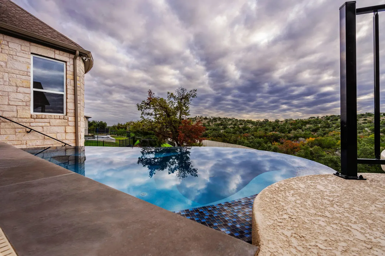Hilltop Overlook — Freeform vanishing-edge pool in Bee Cave, TX by GB IV Designs (photo 11)