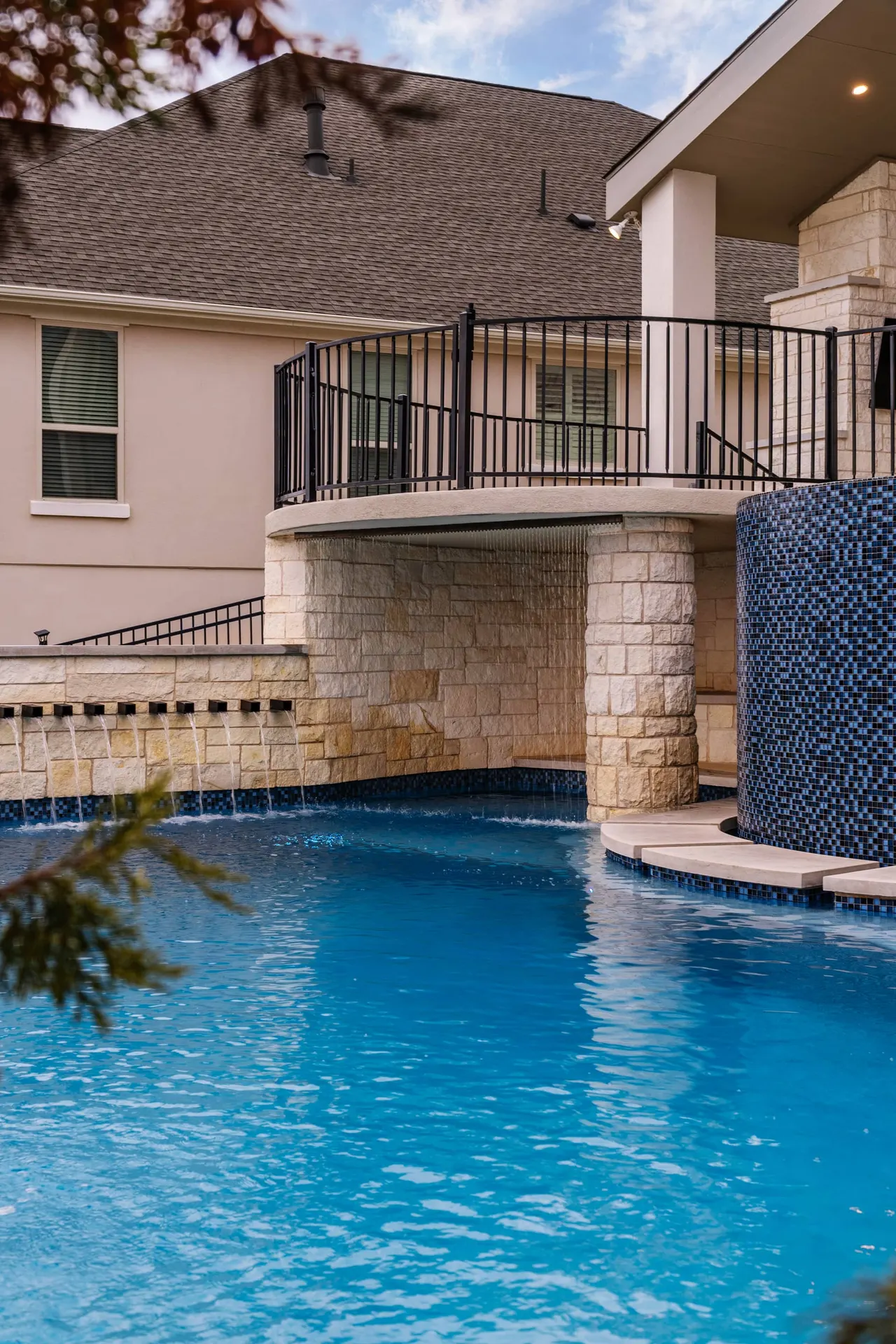 Hilltop Overlook — Freeform vanishing-edge pool in Bee Cave, TX by GB IV Designs (photo 15)