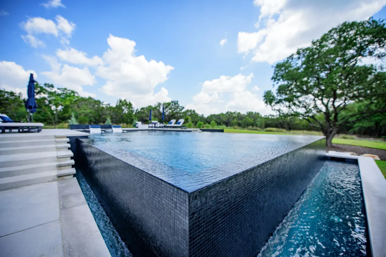 Negative Edge Estate — Vanishing-edge pool & spa in Driftwood, TX by GB IV Designs (photo 1)