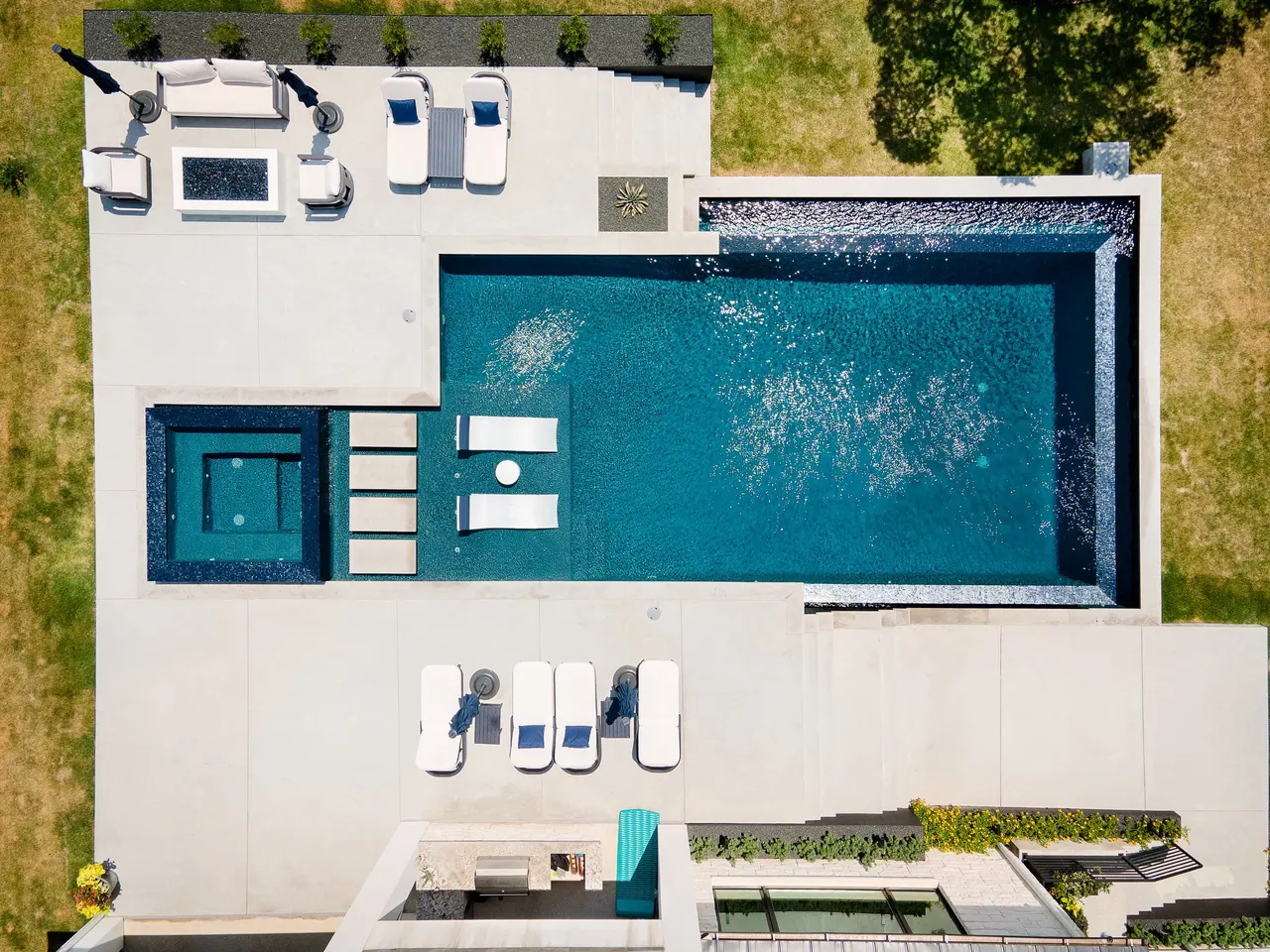 Negative Edge Estate — Vanishing-edge pool & spa in Driftwood, TX by GB IV Designs (photo 4)