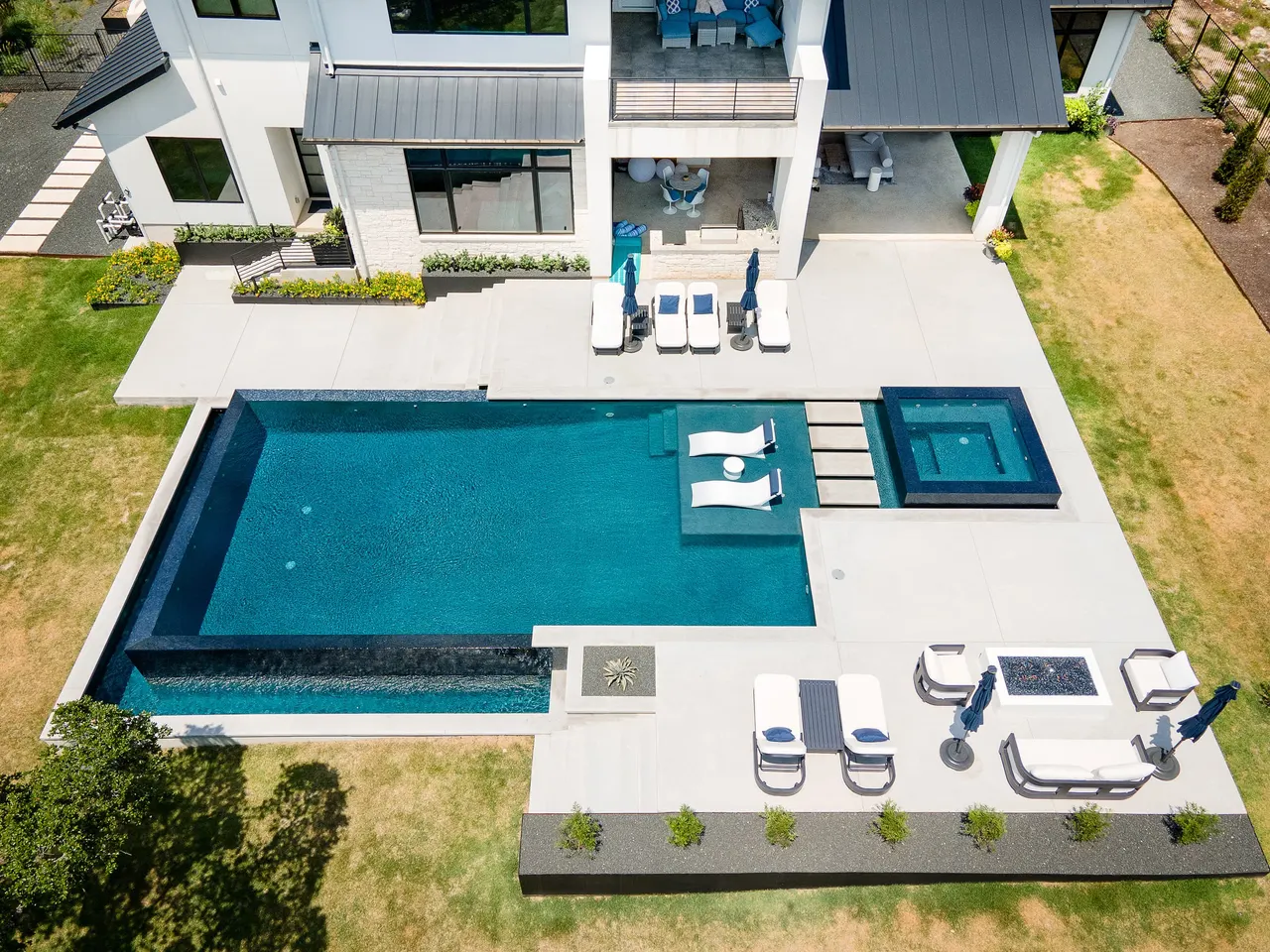 Negative Edge Estate — Vanishing-edge pool & spa in Driftwood, TX by GB IV Designs (photo 5)