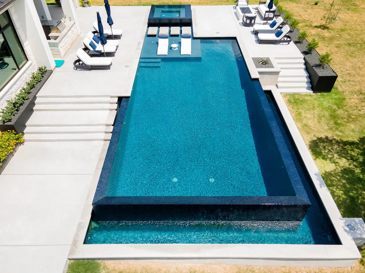Negative Edge Estate — Vanishing-edge pool & spa in Driftwood, TX