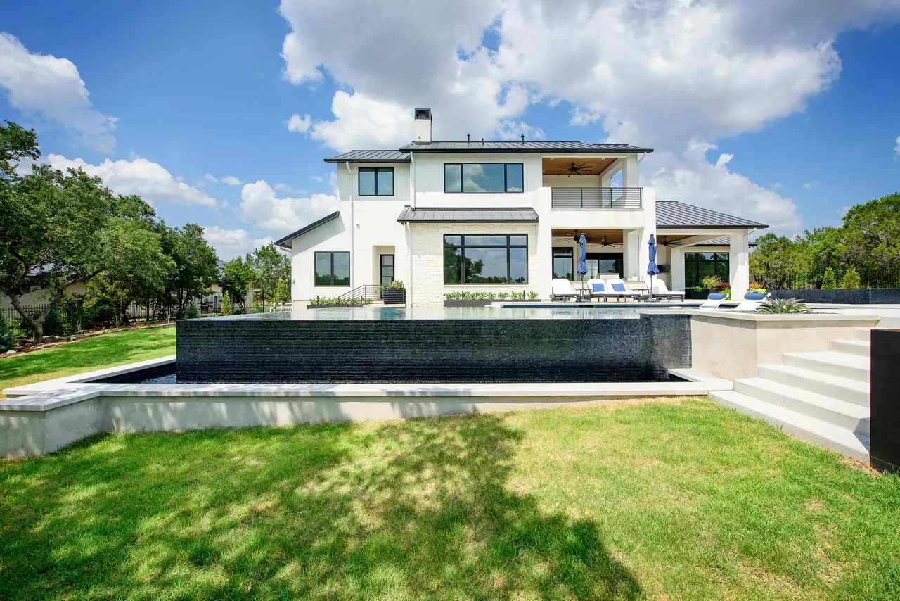 Negative Edge Estate — Vanishing-edge pool & spa in Driftwood, TX by GB IV Designs (photo 8)
