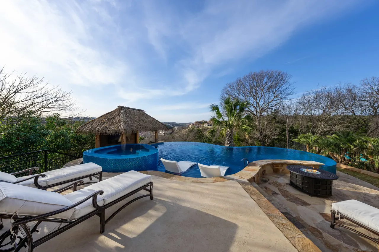 Palapa Lagoon — Freeform vanishing-edge pool in West Lake Hills, TX by GB IV Designs (photo 2)