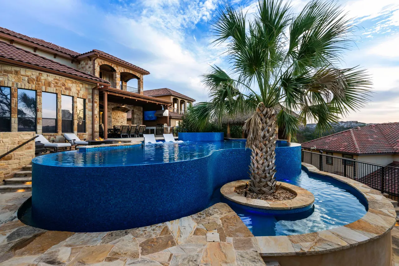Palapa Lagoon — Freeform vanishing-edge pool in West Lake Hills, TX by GB IV Designs (photo 4)