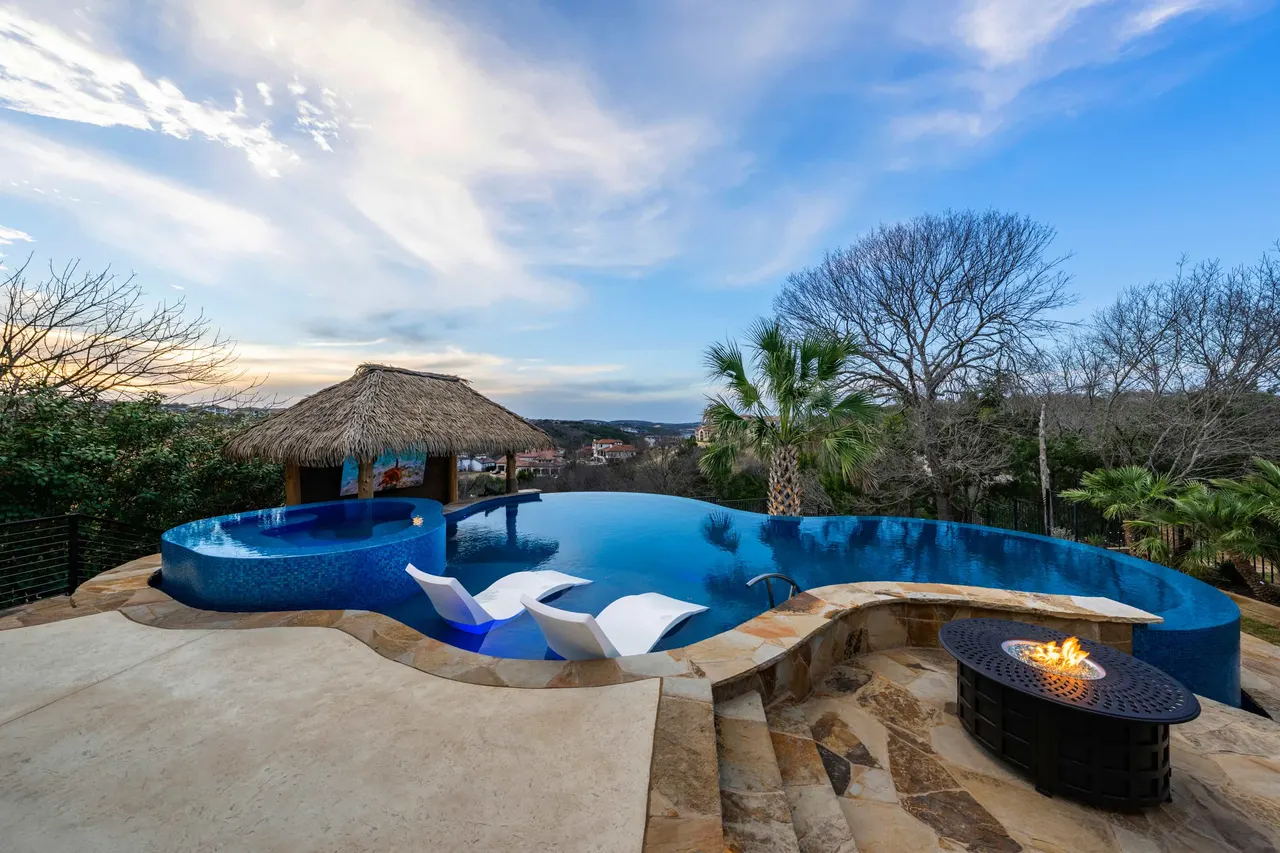 Palapa Lagoon — Freeform vanishing-edge pool in West Lake Hills, TX by GB IV Designs (photo 5)