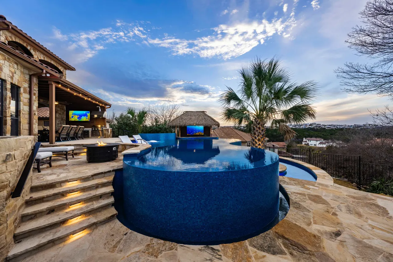 Palapa Lagoon — Freeform vanishing-edge pool in West Lake Hills, TX by GB IV Designs (photo 7)