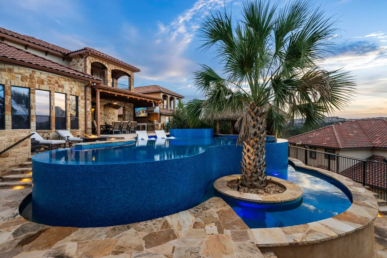 Palapa Lagoon — Freeform vanishing-edge pool in West Lake Hills, TX by GB IV Designs (photo 8)