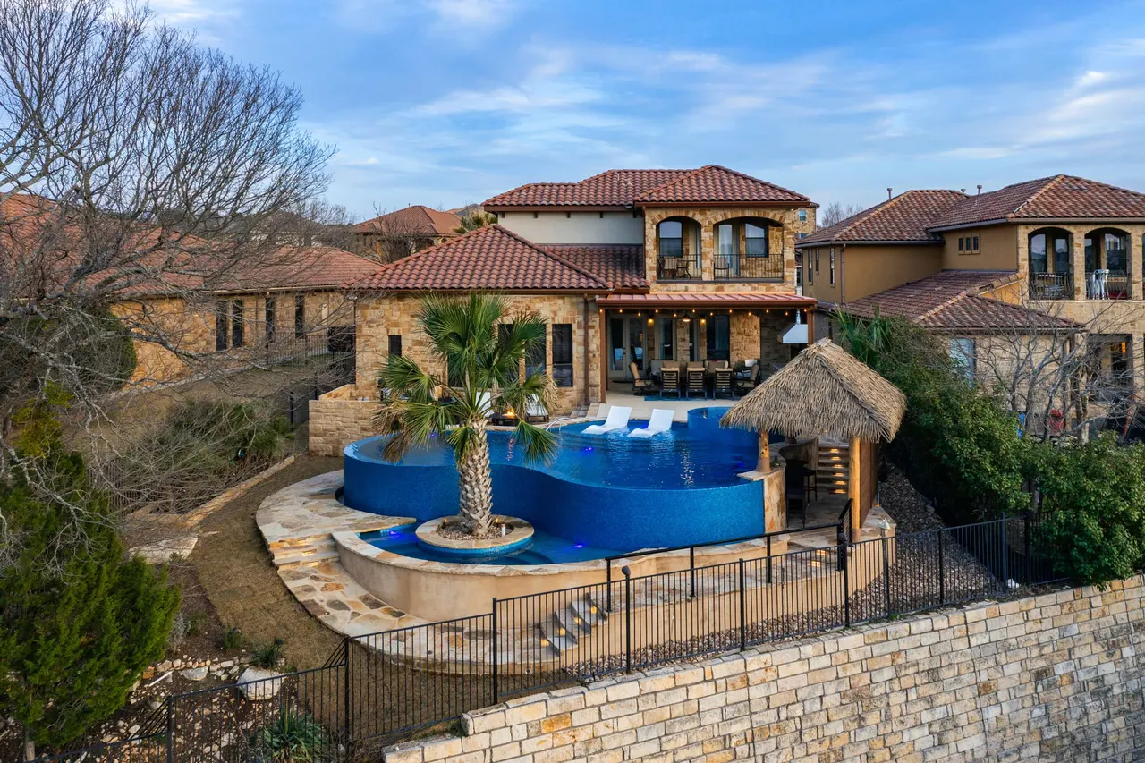Palapa Lagoon — Freeform vanishing-edge pool in West Lake Hills, TX by GB IV Designs (photo 9)