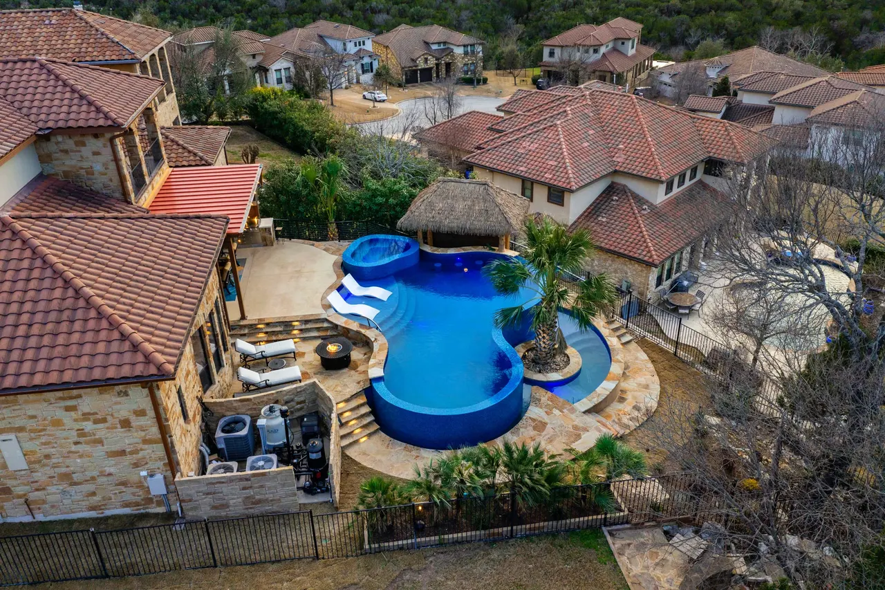 Palapa Lagoon — Freeform vanishing-edge pool in West Lake Hills, TX by GB IV Designs (photo 10)