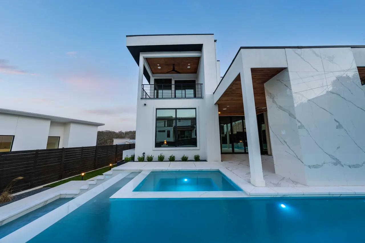 Porcelain Modern — Raised pool & outdoor living in Austin, TX by GB IV Designs (photo 4)
