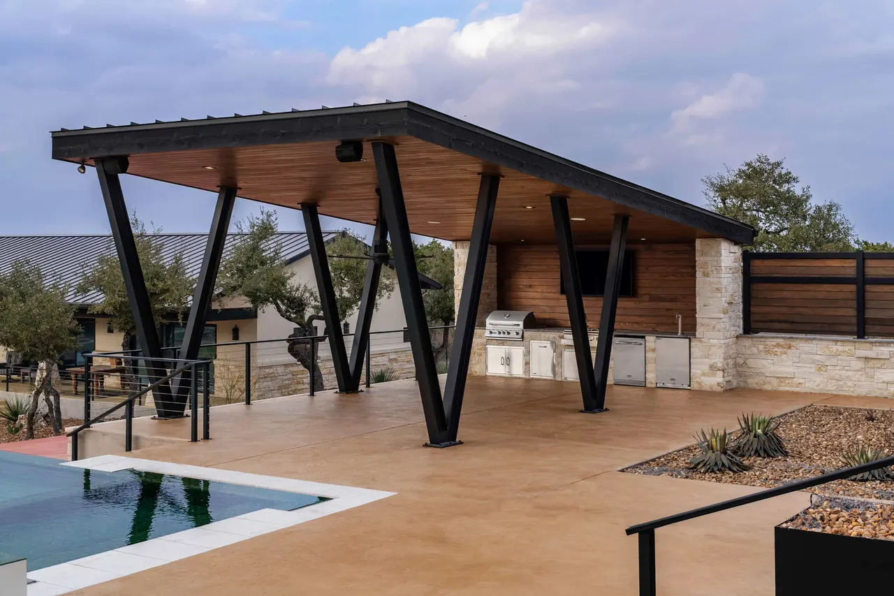 Ranch Modern — Geometric pool with slot overflow in West Lake Hills, TX by GB IV Designs (photo 1)