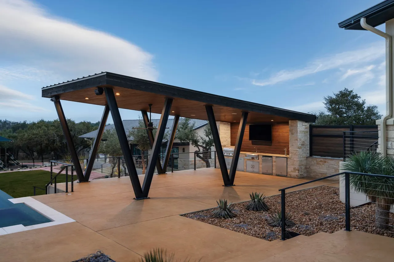 Ranch Modern — Geometric pool with slot overflow in West Lake Hills, TX by GB IV Designs (photo 2)