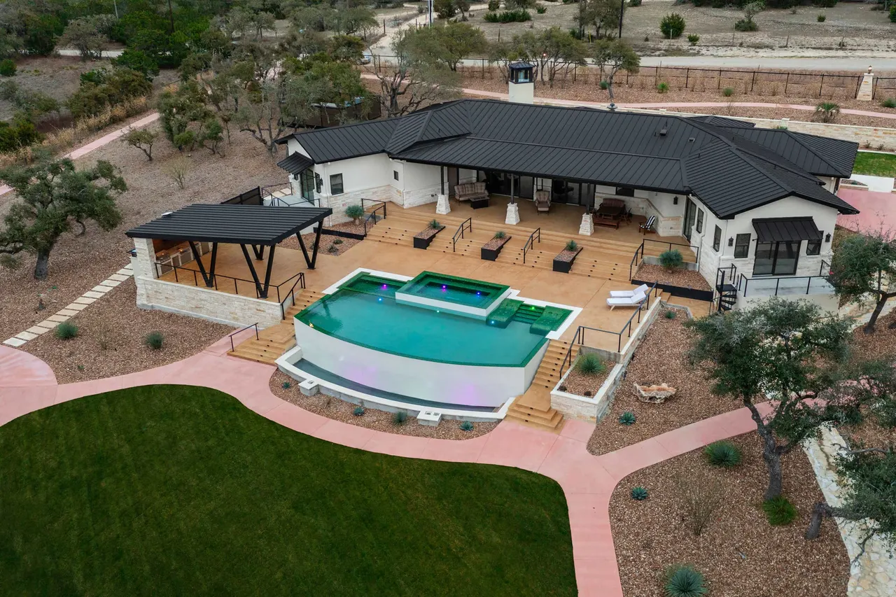 Ranch Modern — Geometric pool with slot overflow in West Lake Hills, TX by GB IV Designs (photo 12)