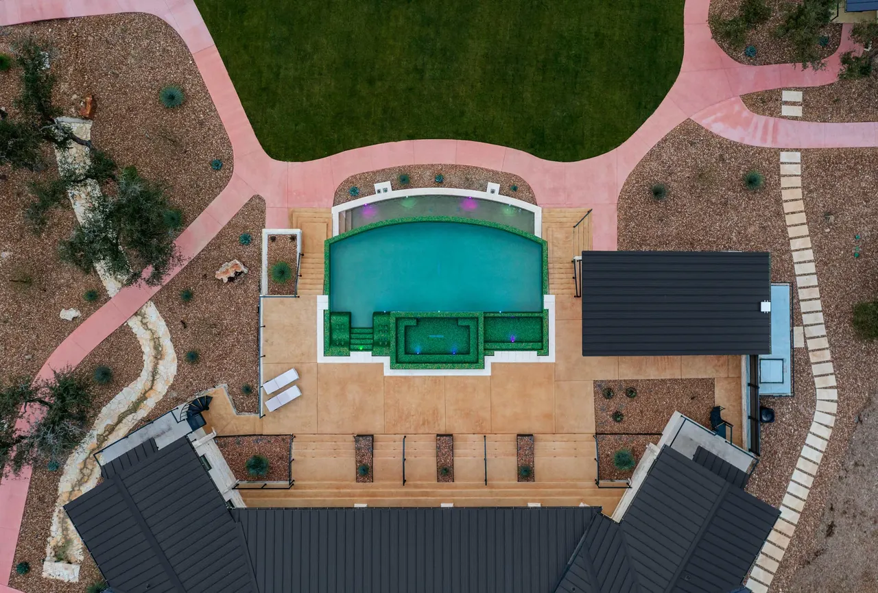 Ranch Modern — Geometric pool with slot overflow in West Lake Hills, TX by GB IV Designs (photo 13)