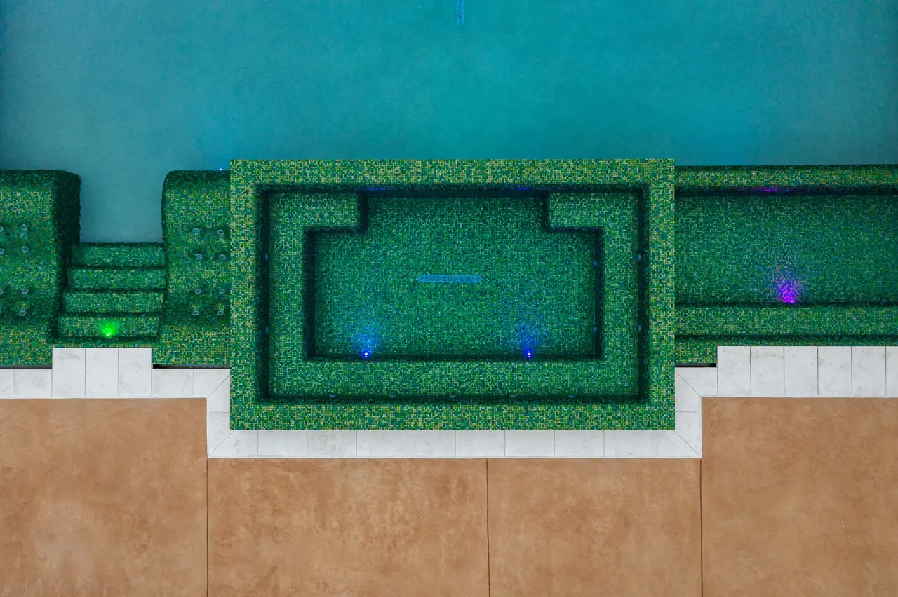 Ranch Modern — Geometric pool with slot overflow in West Lake Hills, TX by GB IV Designs (photo 14)