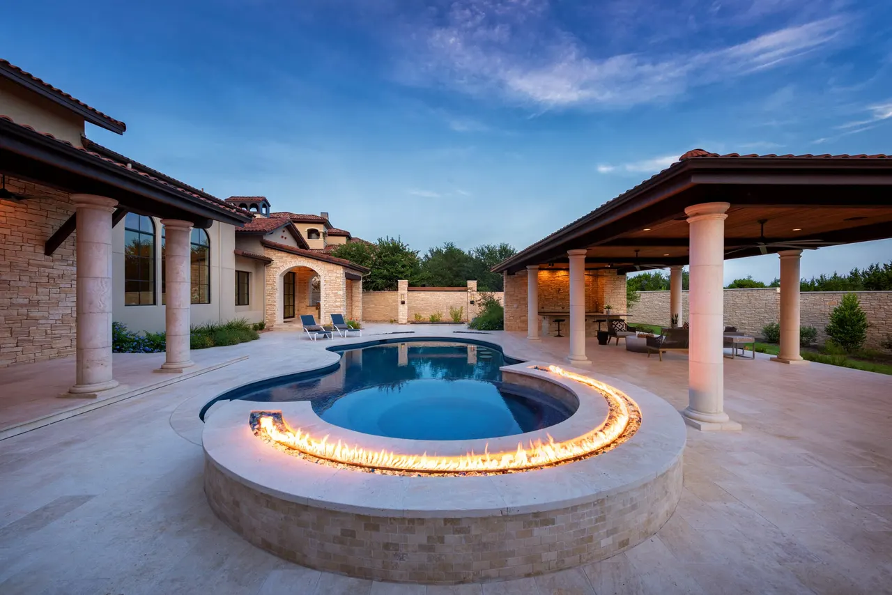 Villa Courtyard — Freeform pool & spa in Austin, TX by GB IV Designs (photo 2)