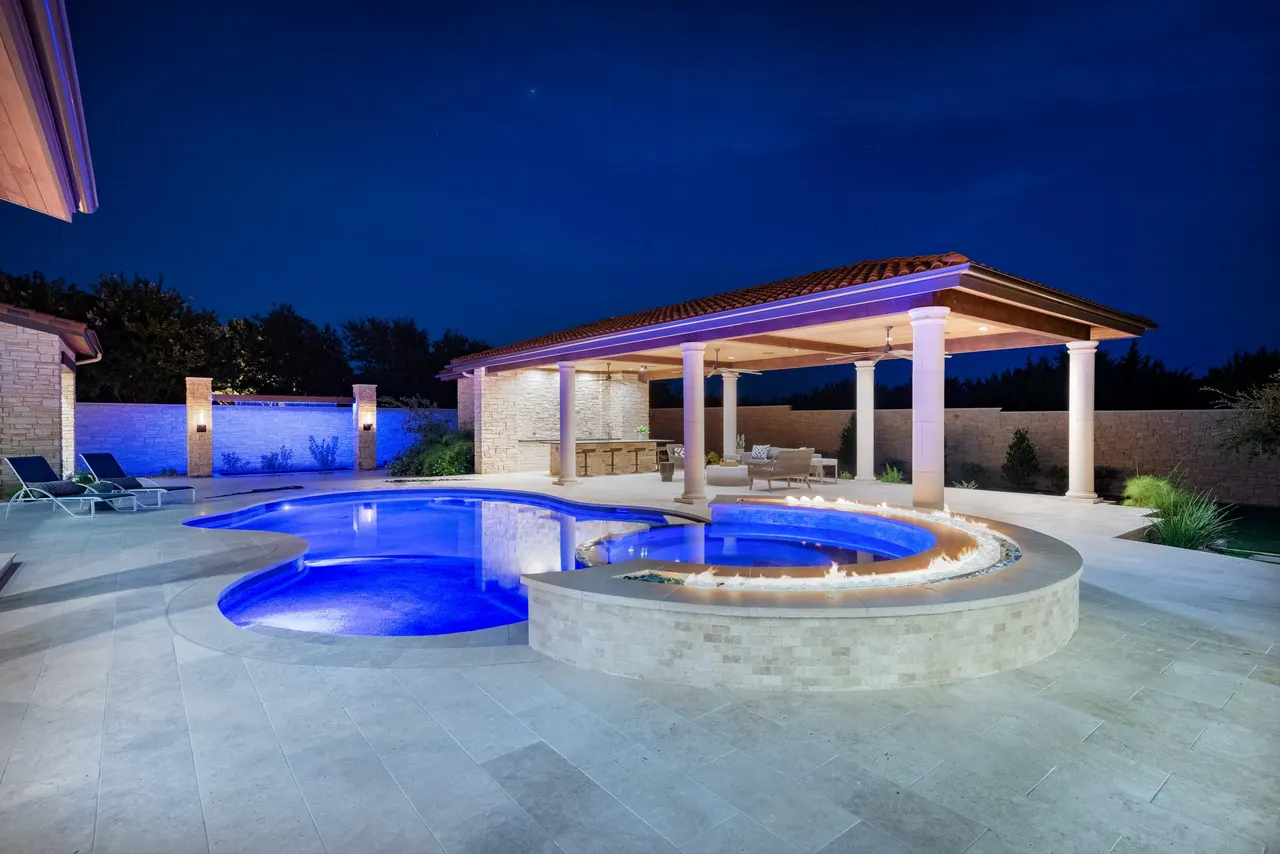 Villa Courtyard — Freeform pool & spa in Austin, TX by GB IV Designs (photo 5)