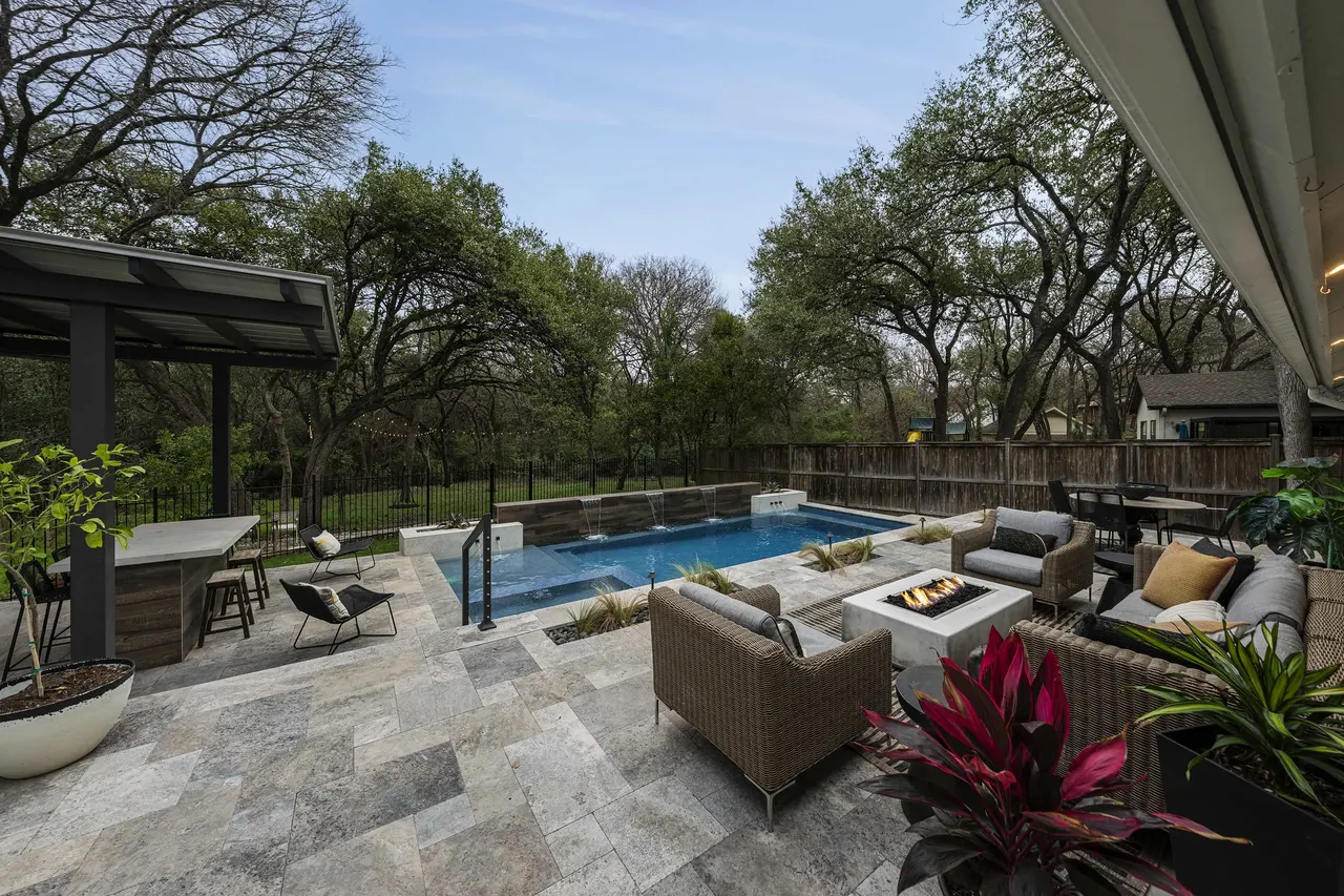 Woodland Geometric — Geometric pool & cabana in Steiner Ranch, TX by GB IV Designs (photo 15)